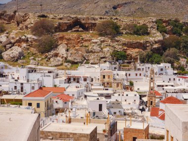 Yunanistan 'ın Lindos kenti bulutlu yaz gününde hava manzaralı, Rodos adasında beyaz evler, şehir manzaralı geleneksel Yunan mimarisi, ünlü tarihi eser ve turistik konsept
