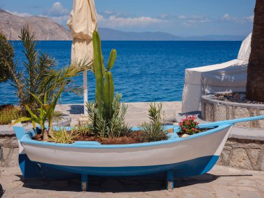 Symi Adası, Yunanistan. Yunanistan, Ege Denizi 'ndeki Rodos adalarından tatil yapıyor. Symi Körfezi 'ndeki renkli neoklasik evler. Tatil seyahat arkaplanı.