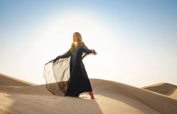 Pustynna Przygoda Młoda Arabska Kobieta Pozująca Tradycyjnej Sukni Emiratów Abaya — Zdjęcie stockowe