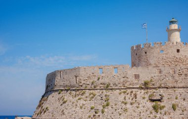 Mandraki limanı ve St. Nicholas kalesi. Rodos, Yunanistan. Rodos, Rodos, Yunanistan heykeli yerine Hirschkuh heykeli güneşli yaz günlerinde seyahat ediyor