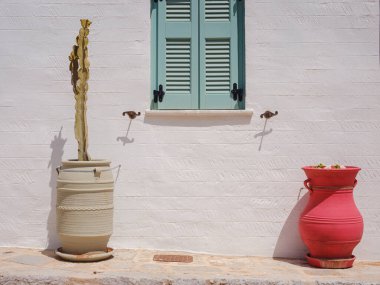 Pencereler, kapılar, Simi Adası 'ndaki eski evlerin balkonları. Yunanistan, Ege Denizi 'ndeki Rodos adalarından tatil yapıyor. Symi Körfezi 'ndeki renkli neoklasik evler. Tatil seyahat arkaplanı.