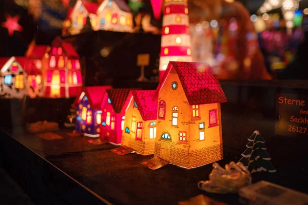 德国埃森 2022年12月13日 圣诞气氛在圣诞公开市场上 庆祝圣诞佳节 欧洲城镇集市上的灯饰 旋转木马 小房子 玩具和装饰品 — 图库照片