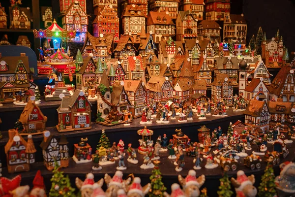 德国科隆 2022年12月13日 圣诞气氛在开放的圣诞市场上 庆祝圣诞佳节 欧洲城镇集市上的灯饰 旋转木马 小房子 玩具和装饰品 — 图库照片
