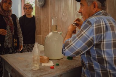 Isparta, Türkiye - 6 Haziran 2022: gül yağı damıtma çalışmalarının tüm aşamaları, Gül Yaprağı Hasadı, elle toplama. Küçük bir aile çiftliğinde parfüm endüstrisinde kullanılan güller..