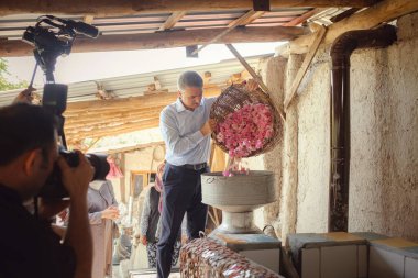 Isparta, Türkiye - 6 Haziran 2022: küçük bir gül kozmetik üretimi için yerel bir milletvekili heyeti. Küçük bir aile çiftliğinde parfüm endüstrisinde kullanılan güller..