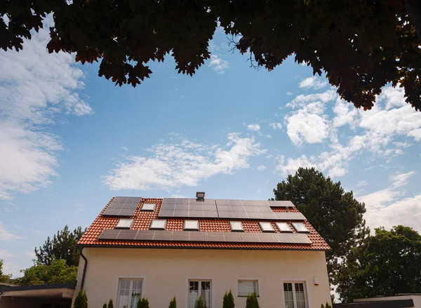 Paneles Solares Fotovoltaicos Techo Casa Casa Campo Moderna Con Sistema — Foto de Stock