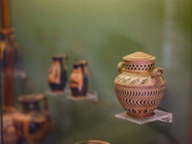 Rodos, Yunanistan - 21 Nisan 2023: Rodos Arkeoloji Müzesi. Antika heykellerin ve müzenin diğer sergilerinin detayları.