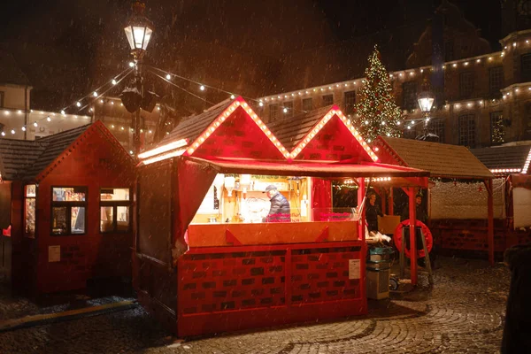 杜塞尔多夫德国佬 2022年12月13日德国的圣诞节 圣诞市场精神 庆祝圣诞佳节 灯火通明 旋转木马 市中心市场上的小房子 食物选择惊人 — 图库照片