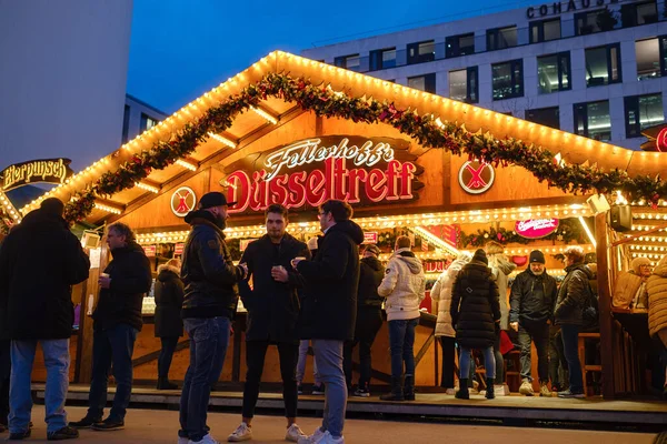 艾森德国佬 2022年12月13日德国的圣诞市场 庆祝圣诞佳节 灯火通明 旋转木马 市中心市场上的小房子有着惊人的食物选择 — 图库照片