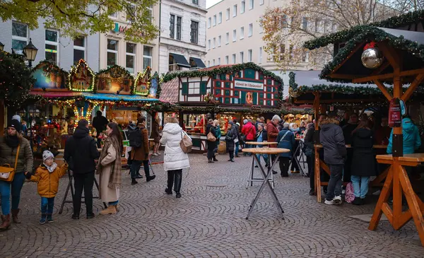 2022 성탄절 Xmas Holiday 중심에 시장에 집들이 놀라운 음식을 선택하는 — 스톡 사진