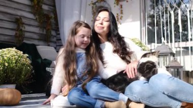 Küçük mutlu aile Şükran Günü 'nü kutluyor. Şirin, komik çocuk ve kedi. Sonbaharda hediye topluyorum. Kırsal yaşam tarzı. Ebeveynlik küçük anlar