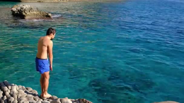 トルコ ビッグストーン湾のケメル市への旅行 旅行の冒険 アクティブな休暇健康的なライフスタイルとエコツーリズムの概念とアイデア 冬の海で泳いでいる男 — ストック動画
