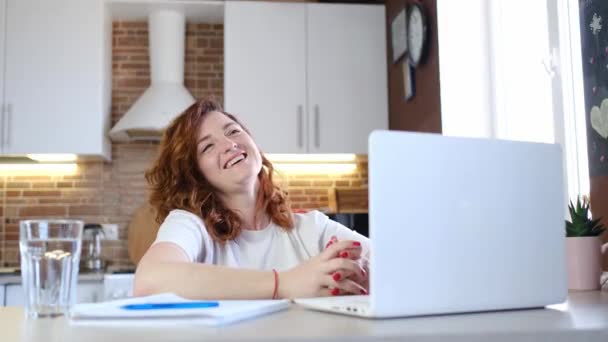 Женщина Использует Приложение Видеовызова Ноутбука Чата Другом Удаленно Наслаждаться Дистанционным — стоковое видео