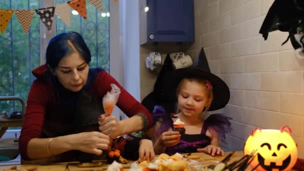 Pregătirea Pentru Halloween Bucătărie Acasă Gatiti Tort Delicios Casa Decorati — Videoclip de stoc