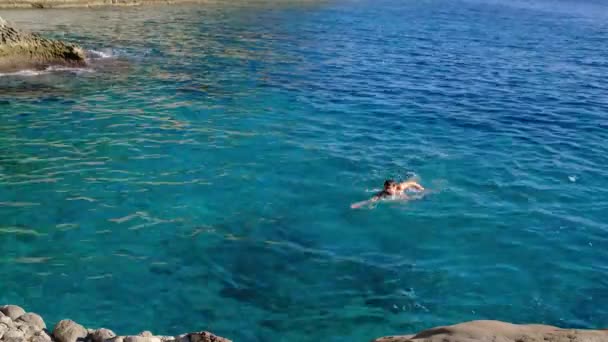 トルコ ビッグストーン湾のケメル市への旅行 旅行の冒険 アクティブな休暇健康的なライフスタイルとエコツーリズムの概念とアイデア 冬の海で泳いでいる男 — ストック動画