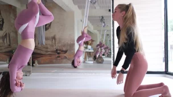 Cours Yoga Mouche Groupe Féminin Accroché Aux Hamacs Fly Yoga — Video