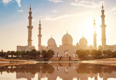 20 Mart 2023, Abu Dabi, BAE: Şeyh Zayed, Birleşik Arap Emirlikleri 'nin başkenti Abu Dabi' deki BAE 'nin en büyük camii. Dünyanın en büyük üçüncü camii. Gün batımında güzel bir fotoğraf