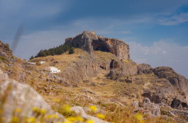 Yunanistan 'ın Rodos adasındaki Lindos kasabası yakınlarındaki Akropolis ve Athena Lindia Tapınağı' nın manzarası
