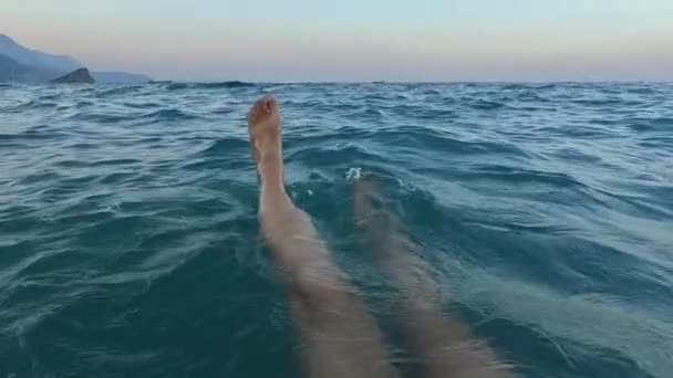 夏の気分 トルコリビエラの海によるリラクゼーション アンタルヤ トルコの重い地中海で水に浮かぶ女性 個人的な視点 — ストック動画