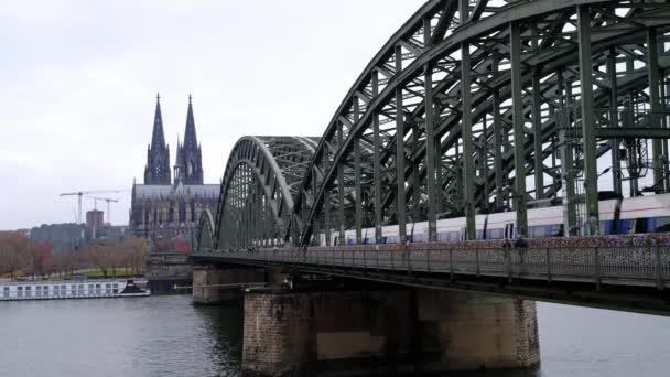 Kathedraal Van Keulen Hohenzollern Rijnbrug Skyline Van Stad Winterbewolkte Dag — Stockvideo