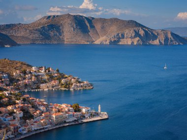 Symi Adası, Yunanistan. Yunanistan, Ege Denizi 'ndeki Rodos adalarından tatil yapıyor. Symi Körfezi 'ndeki renkli neoklasik evler. Adanın ana körfezi, turist feribotlarının ve yatların bataklığa çekildiği yer.