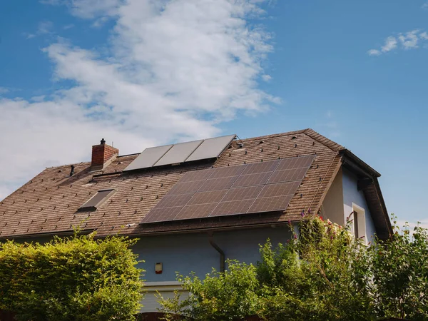 Paneles Solares Fotovoltaicos Techo Casa Casa Campo Moderna Con Sistema — Foto de Stock