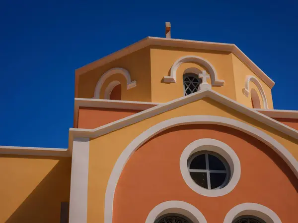 シミ島 ギリシャ ギリシャの島々 エーゲ海のロードスから休日 ペディのセントジョージのカラフルな新古典派ギリシャ正教会 — ストック写真