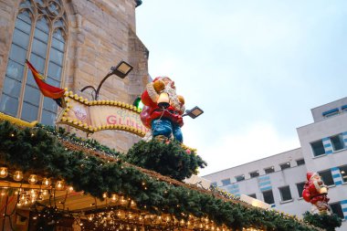 Dortmund. GERÇEK. 13 Aralık 2022 'de. Noel piyasa ruhu. Noel 'i kutluyoruz. Işıklar, atlı karınca, şehir merkezindeki markette küçük evler, inanılmaz yiyecek seçimi..