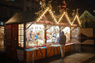 Düsseldorf 'ta. GERÇEK. 13 Aralık 2022 'de. Almanya 'da Noel. Noel piyasa ruhu. Noel 'i kutluyoruz. Işıklar, atlı karınca, şehir merkezindeki markette küçük evler, inanılmaz yiyecek seçimi.