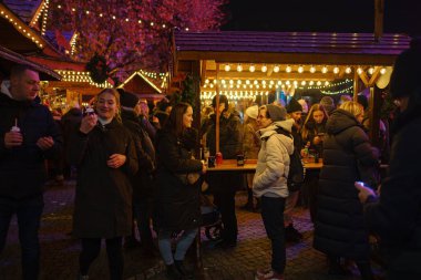 Düsseldorf 'ta. GERÇEK. 13 Aralık 2022 'de. Almanya 'da Noel. Noel piyasa ruhu. Noel 'i kutluyoruz. Işıklar, atlı karınca, şehir merkezindeki markette küçük evler, inanılmaz yiyecek seçimi.