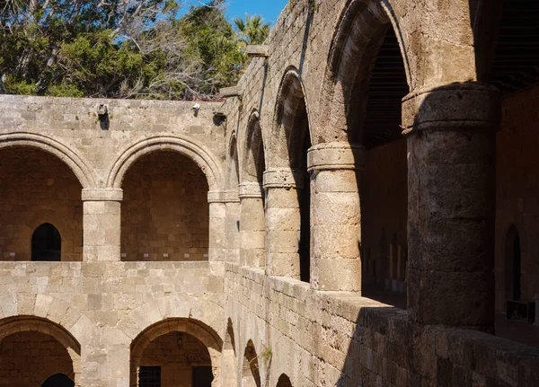 Rodos, Yunanistan - 21 Nisan 2023: Rhodes Town Arkeoloji Müzesi 'ndeki antik kalıntılar. Müzedeki güzel eski sütunlar ve güneş ışığı