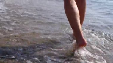 Yaz havası, Türk Rivierası 'nda deniz kenarında dinlenme. Yazın okyanus sahilinde yürüyen bir kadının güzel sahnesi..