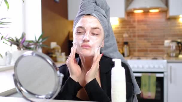 Weibliches Home Spa Und Schönheitsrituale Frau Wäscht Gesicht Mit Schaum — Stockvideo