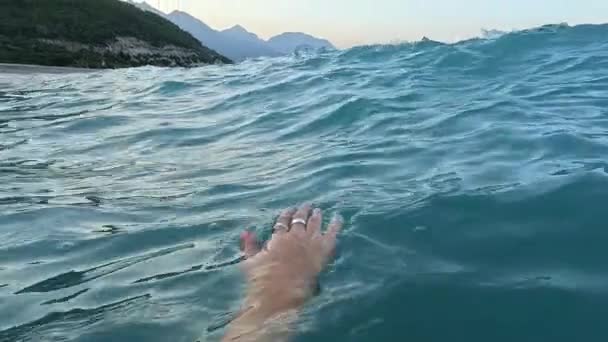 夏の気分 トルコリビエラの海によるリラクゼーション 海に触れる 暖かい海水を楽しむ女性の手を閉じる — ストック動画