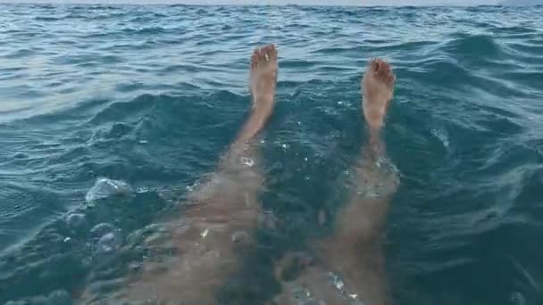 Sommerstimmung Entspannung Meer Der Türkischen Riviera Frau Schwimmt Welligen Mittelmeer — Stockvideo