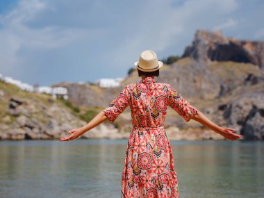 Güzel Mutlu Kadın Yunan Adaları 'nın tadını çıkarıyor. Yunanistan 'a seyahat, turizm sezonu dışında Akdeniz adaları. Deniz tatil köyü ve dağdaki eski kasaba Lindos 'un göz kamaştırıcı manzarasıyla eğleniyoruz.