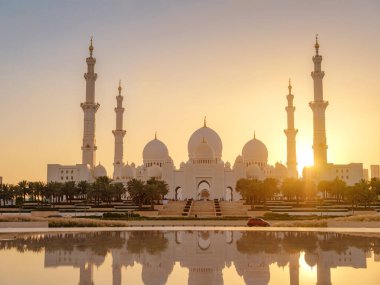 20 Mart 2023, Abu Dabi, BAE: Şeyh Zayed, Birleşik Arap Emirlikleri 'nin başkenti Abu Dabi' deki BAE 'nin en büyük camii. Dünyanın en büyük üçüncü camii. Gün batımında güzel bir fotoğraf