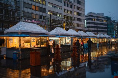 Düsseldorf 'ta. GERÇEK. 13 Aralık 2022 'de. Almanya 'da Noel. Noel piyasa ruhu. Noel 'i kutluyoruz. Işıklar, atlı karınca, şehir merkezindeki markette küçük evler, inanılmaz yiyecek seçimi.