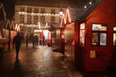 Düsseldorf 'ta. GERÇEK. 13 Aralık 2022 'de. Almanya 'da Noel. Noel piyasa ruhu. Noel 'i kutluyoruz. Işıklar, atlı karınca, şehir merkezindeki markette küçük evler, inanılmaz yiyecek seçimi.