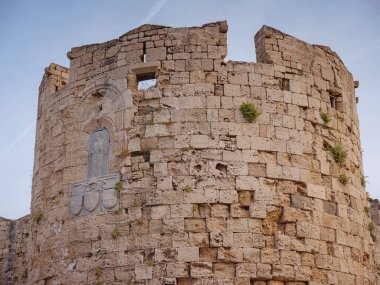 Yunanistan 'a seyahat, Akdeniz adaları Rodos. Ortaçağ şehri Rodos 'un duvarları, eski şehrin savunma sisteminin güçlendirilmiş taş duvarları..