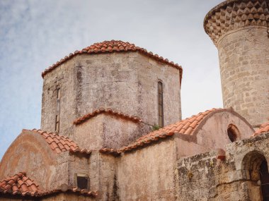 Eski Rodos kasabasındaki antik Yunan kilisesi. Yunanistan 'a seyahat, Akdeniz adaları Rodos.