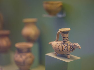 Rodos, Yunanistan - 21 Nisan 2023: Rodos Arkeoloji Müzesi. Antika heykellerin ve müzenin diğer sergilerinin detayları.