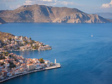 Symi Adası, Yunanistan. Yunanistan, Ege Denizi 'ndeki Rodos adalarından tatil yapıyor. Symi Körfezi 'ndeki renkli neoklasik evler. Adanın ana körfezi, turist feribotlarının ve yatların bataklığa çekildiği yer.