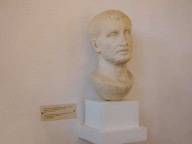 Rodos, Yunanistan - 21 Nisan 2023: Rodos Arkeoloji Müzesi. Antika heykellerin ve müzenin diğer sergilerinin detayları.