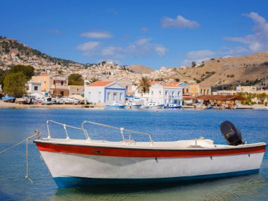 Symi ya da Simi adası limanı, klasik gemi yatları, ada tepelerindeki evler, Ege Körfezi. Yunanistan adaları Rodos adasından tatil turları düzenliyor. Symi, Yunanistan, Dodecanese.