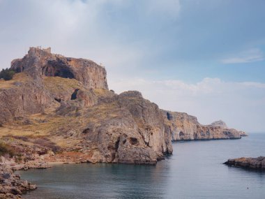 Rodos, Yunanistan. Lindos küçük, bembeyaz bir köy ve Akropolis, Ege Denizi 'ndeki Rhodos Adası manzarası. St. Pauls Körfezi