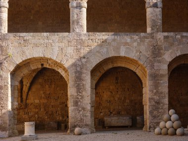 Rodos, Yunanistan - 21 Nisan 2023: Rhodes Town Arkeoloji Müzesi 'ndeki antik kalıntılar. Müzedeki güzel eski sütunlar ve güneş ışığı