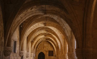 Rodos, Yunanistan - 21 Nisan 2023: Rhodes Town Arkeoloji Müzesi 'ndeki antik kalıntılar. Müzedeki güzel eski sütunlar ve güneş ışığı