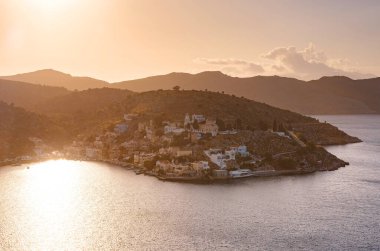 Symi Adası, Yunanistan. Yunanistan, Ege Denizi 'ndeki Rodos adalarından tatil yapıyor. Symi Körfezi 'ndeki renkli neoklasik evler. Adanın ana körfezi, turist feribotlarının ve yatların bataklığa çekildiği yer.
