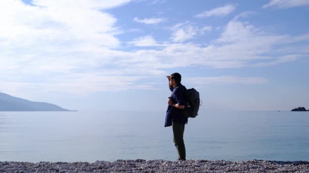 从Oludeniz到Fethiye Lycian的小径 在土耳其旅行 一个男人欣赏蓝湾的景色 在电话里拍照 — 图库视频影像